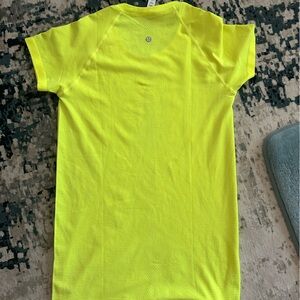 Lululemon Swiftly Tech Short sleeves 2.0 size 6 highlight yellow